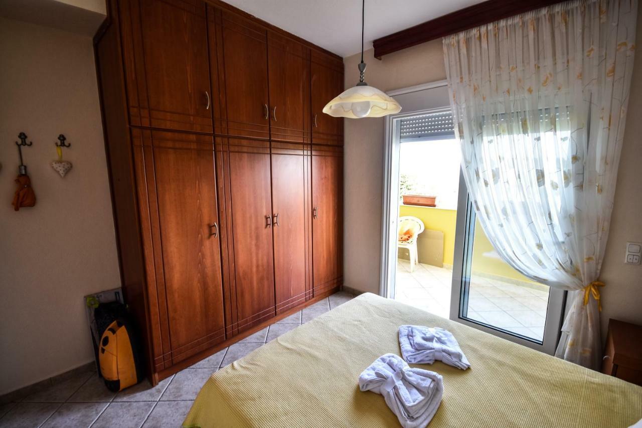 Martha'S Villa Nea Iraklitsa Esterno foto